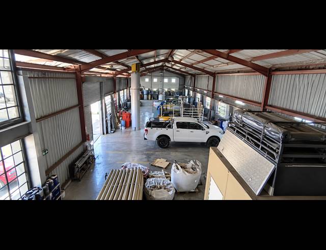 1,100M² BUILDING FOR SALE IN APEX